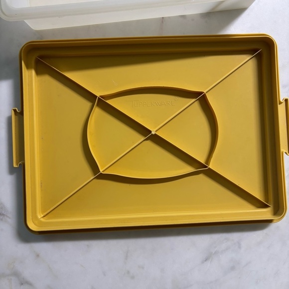 Vintage 70s Tupperware harvest gold 3-piece sheet cake carrier with handle - Picture 5 of 14